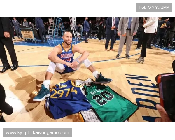 库里弧顶三分稳稳命中，勇士在最后时刻扭转战局